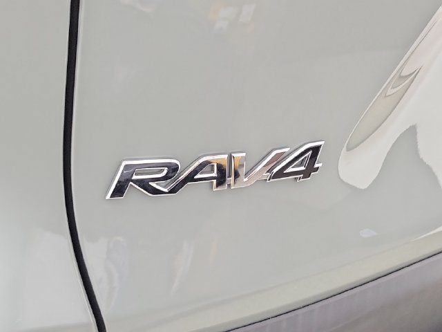 Used 2021 Toyota RAV4 XLE Premium FWD image 9