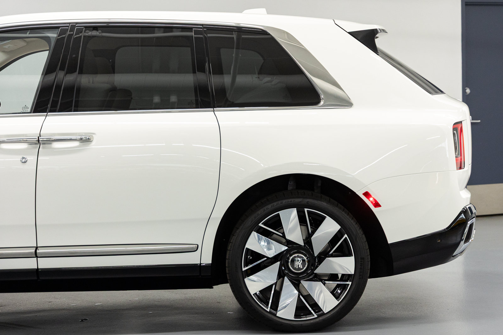 New 2026 Rolls-Royce Cullinan AWD/4WD image 17