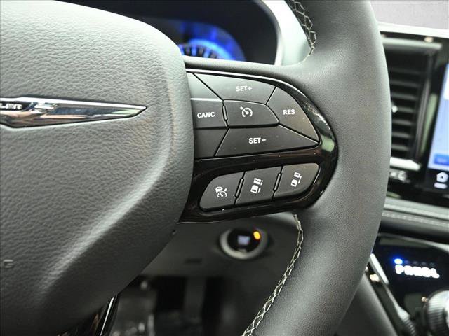 Used 2025 Chrysler Pacifica Limited FWD image 16