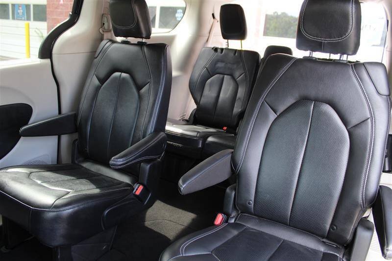 Used 2022 Chrysler Pacifica Touring-L w/ Uconnect Theater Family Group AWD/4WD image 23