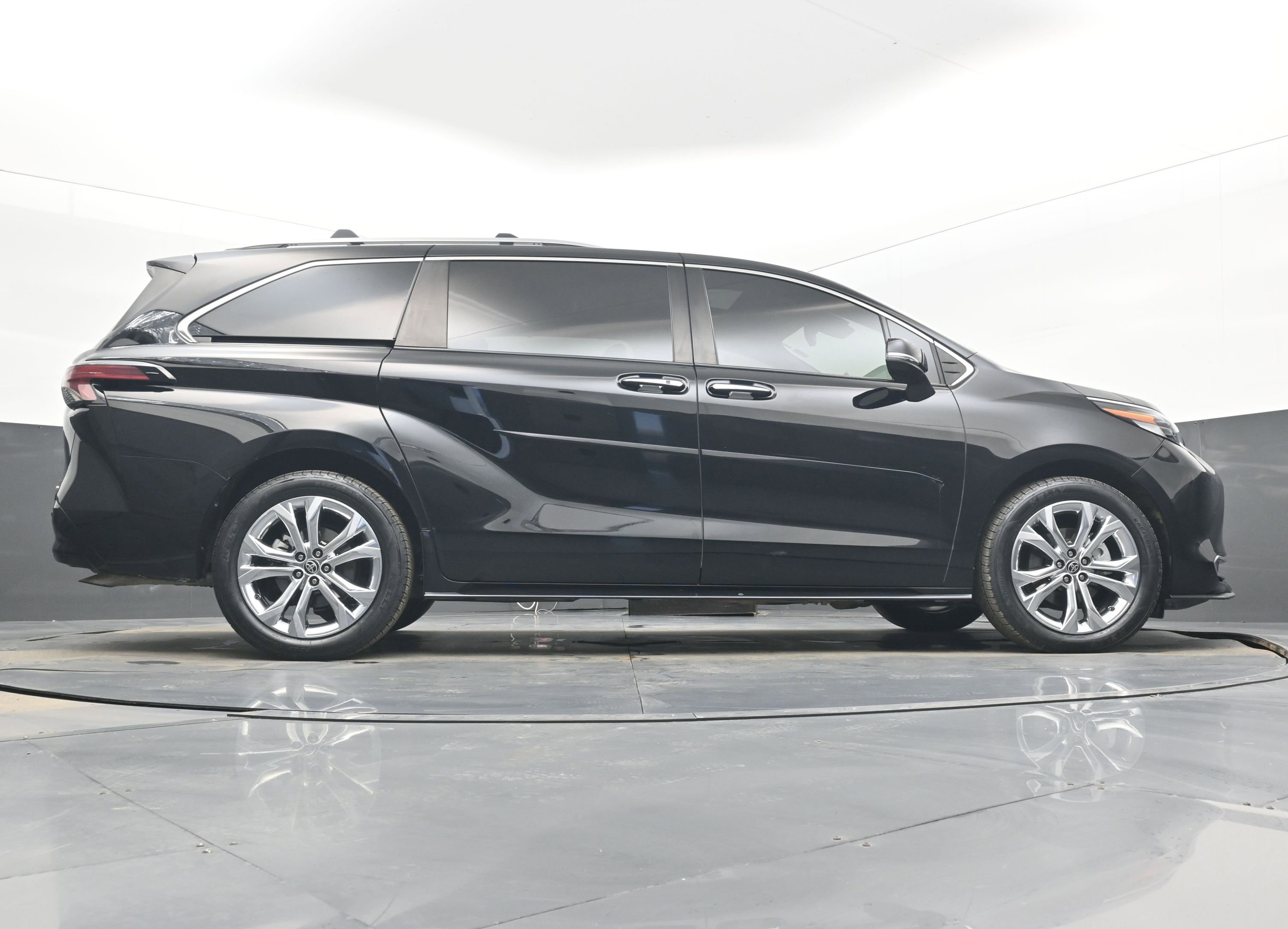 Used 2022 Toyota Sienna Platinum image 32