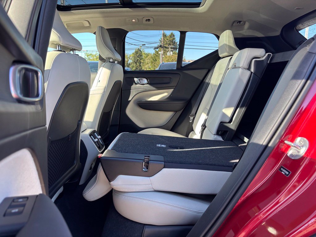 Certified 2024 Volvo XC40 B5 Plus w/ Climate Package AWD/4WD image 22