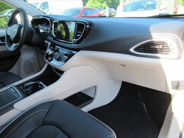 Certified 2024 Chrysler Pacifica Limited AWD/4WD image 11