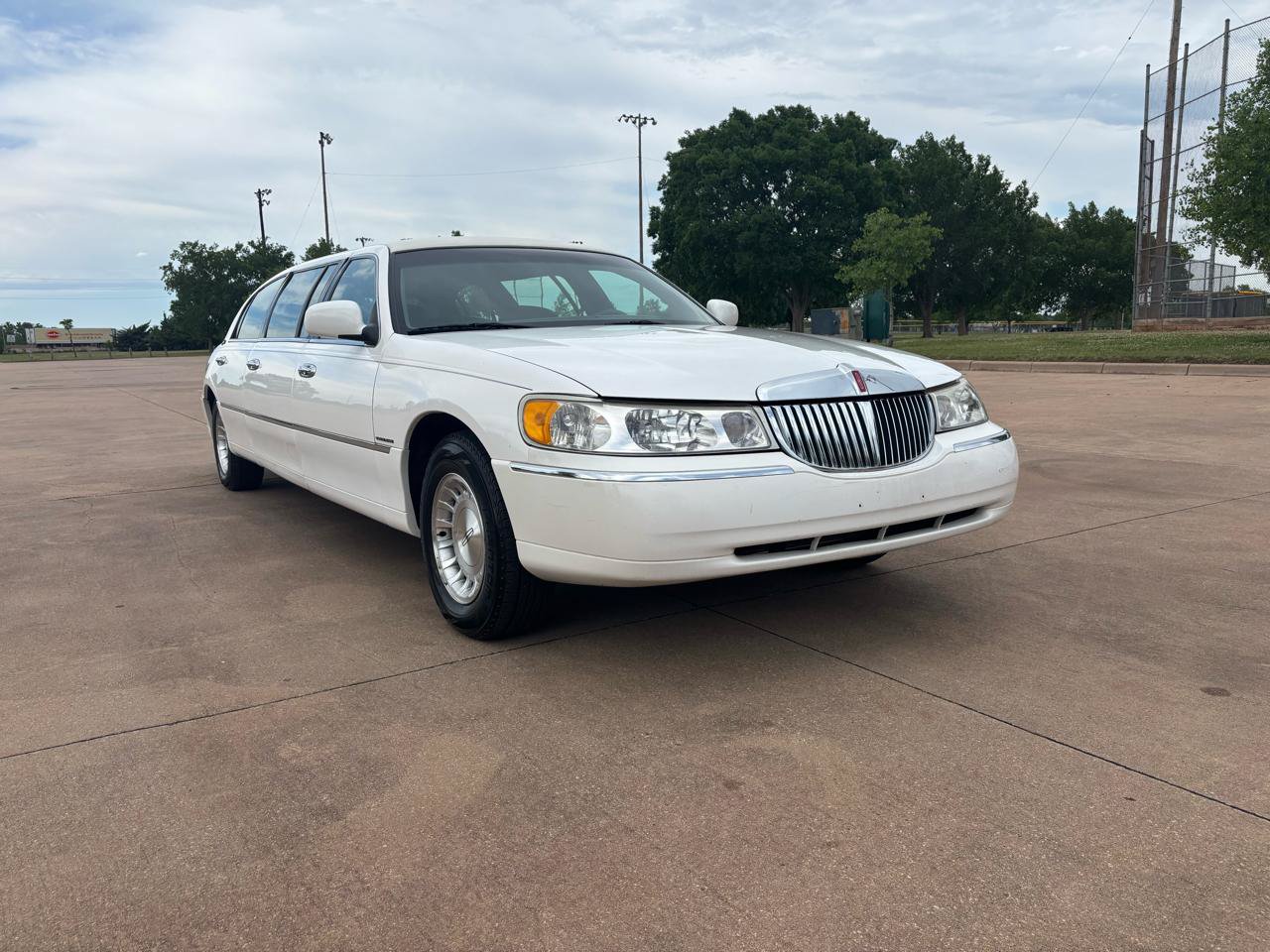 Used 1999 Lincoln Town Car Executive RWD image 27