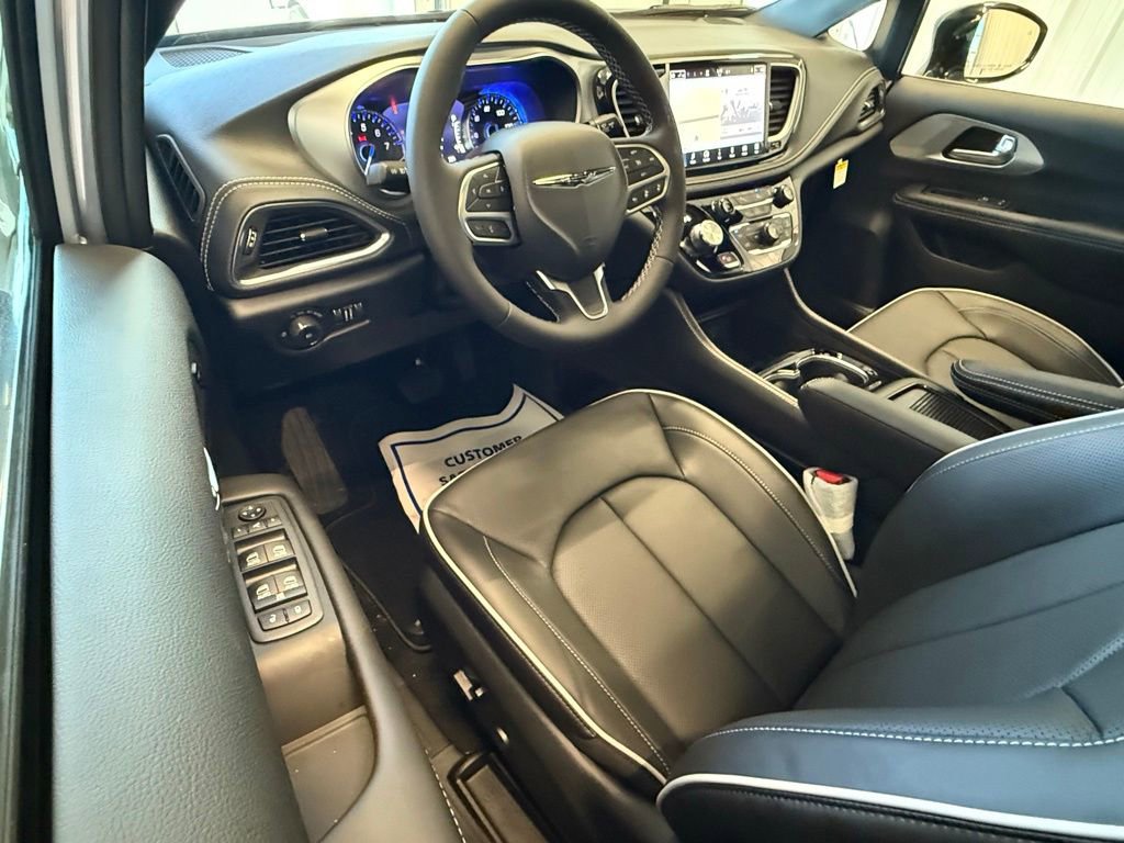 New 2026 Chrysler Pacifica Limited image 21