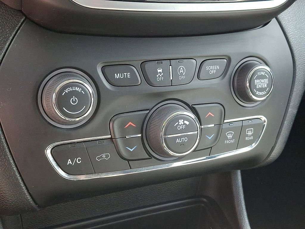 Used 2019 Jeep Cherokee Limited AWD/4WD image 16