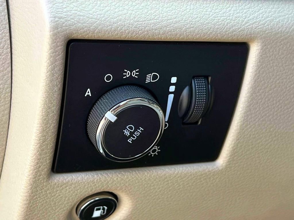 Certified 2022 Jeep Grand Cherokee Laredo E image 19