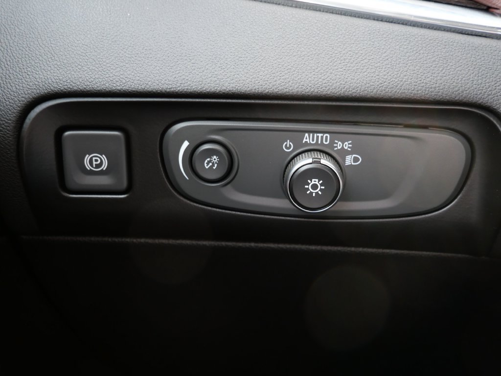 Used 2018 Buick Enclave Avenir w/ Avenir Technology Package AWD/4WD image 18
