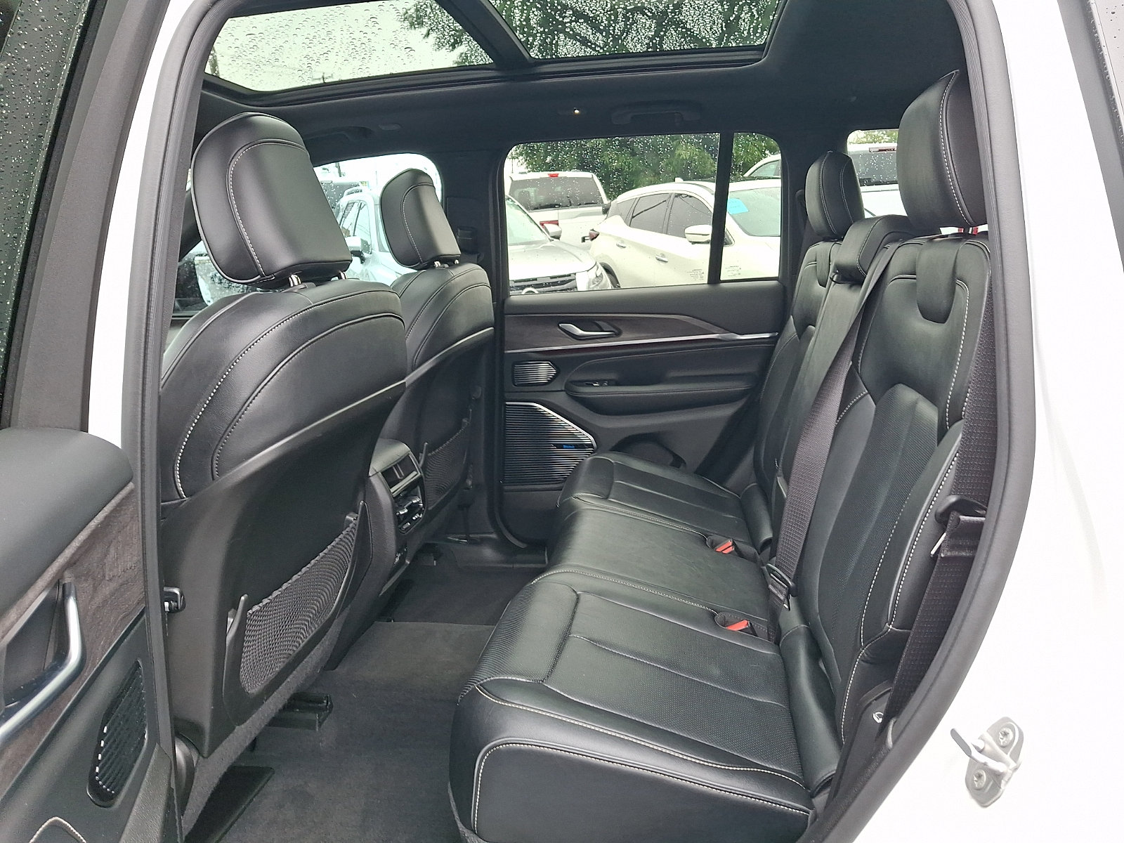 Used 2022 Jeep Grand Cherokee Overland AWD/4WD image 10
