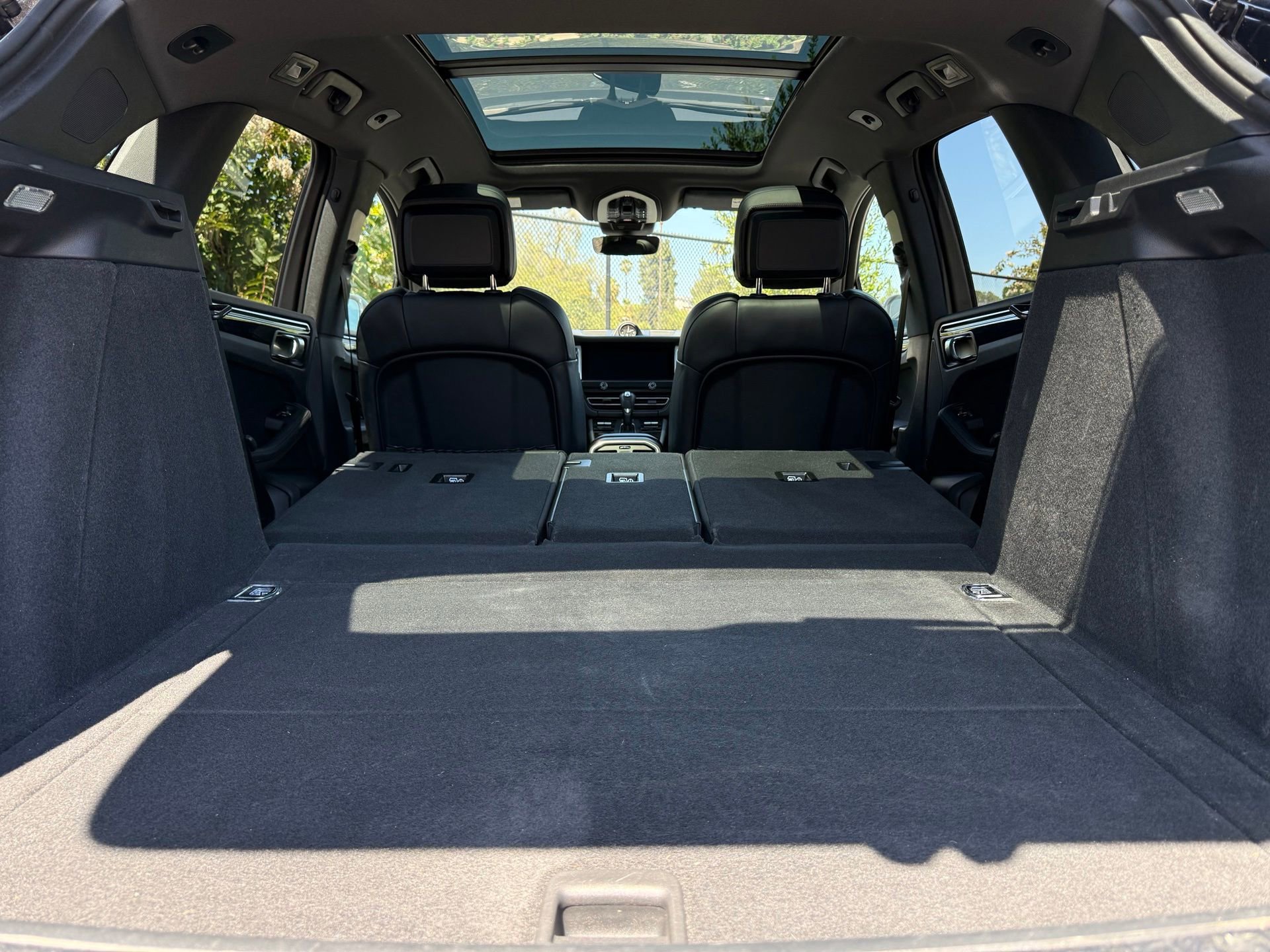 Certified 2024 Porsche Macan AWD/4WD image 32