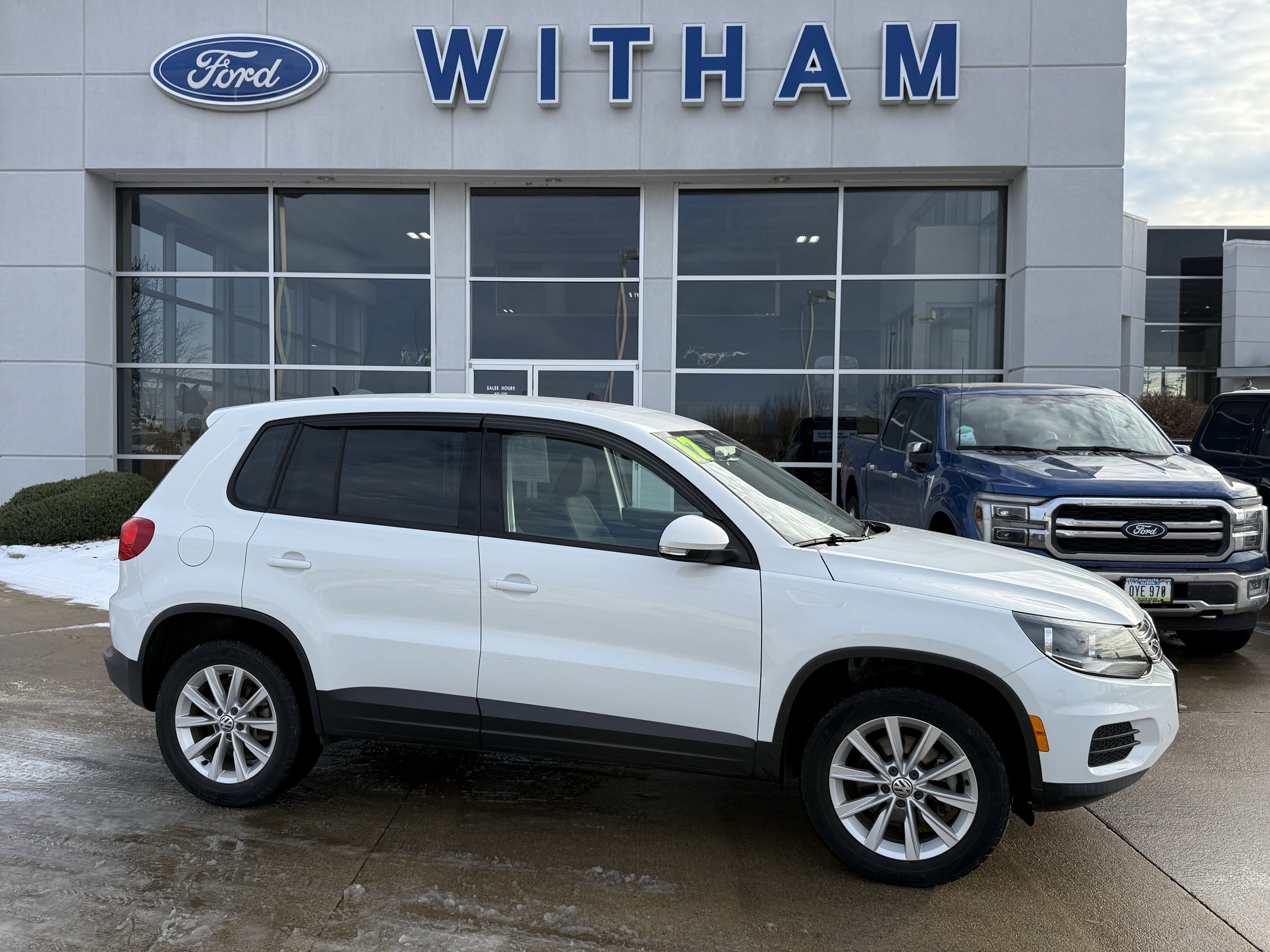 Used 2017 Volkswagen Tiguan Limited w/ Alloy Wheels Package image 3