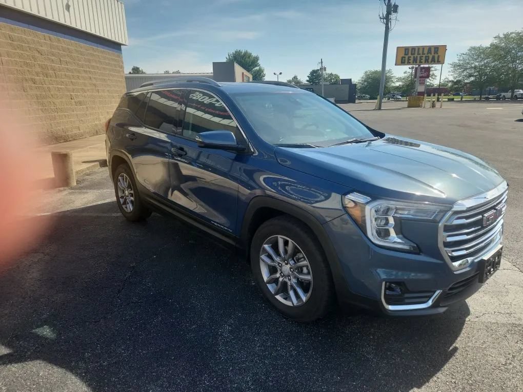 Used 2024 GMC Terrain SLT w/ LPO, Floor Liner Package FWD image 3