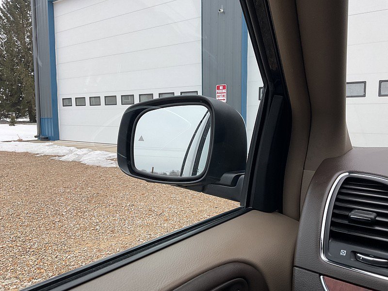 Used 2014 Chrysler Town & Country Limited w/ Luxury Group image 31