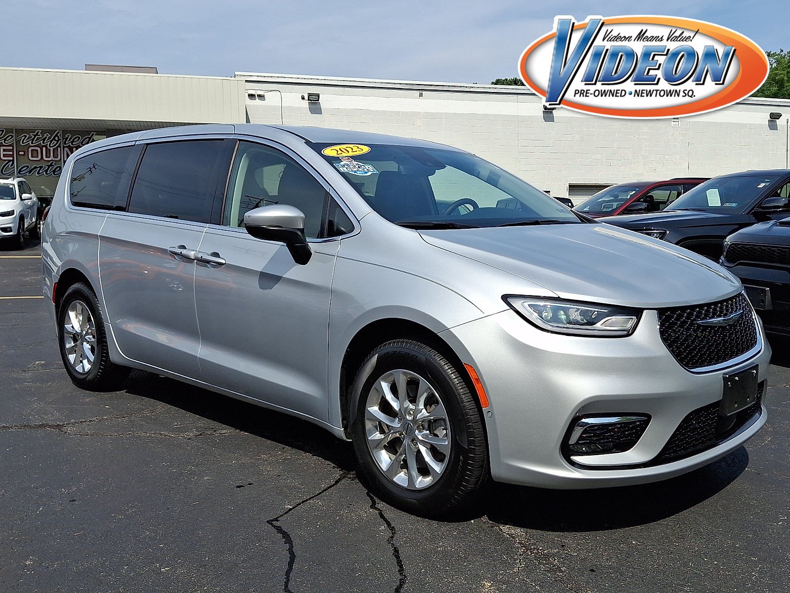 Used 2023 Chrysler Pacifica Touring-L