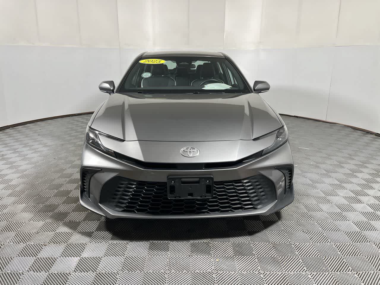 Used 2025 Toyota Camry SE FWD image 3