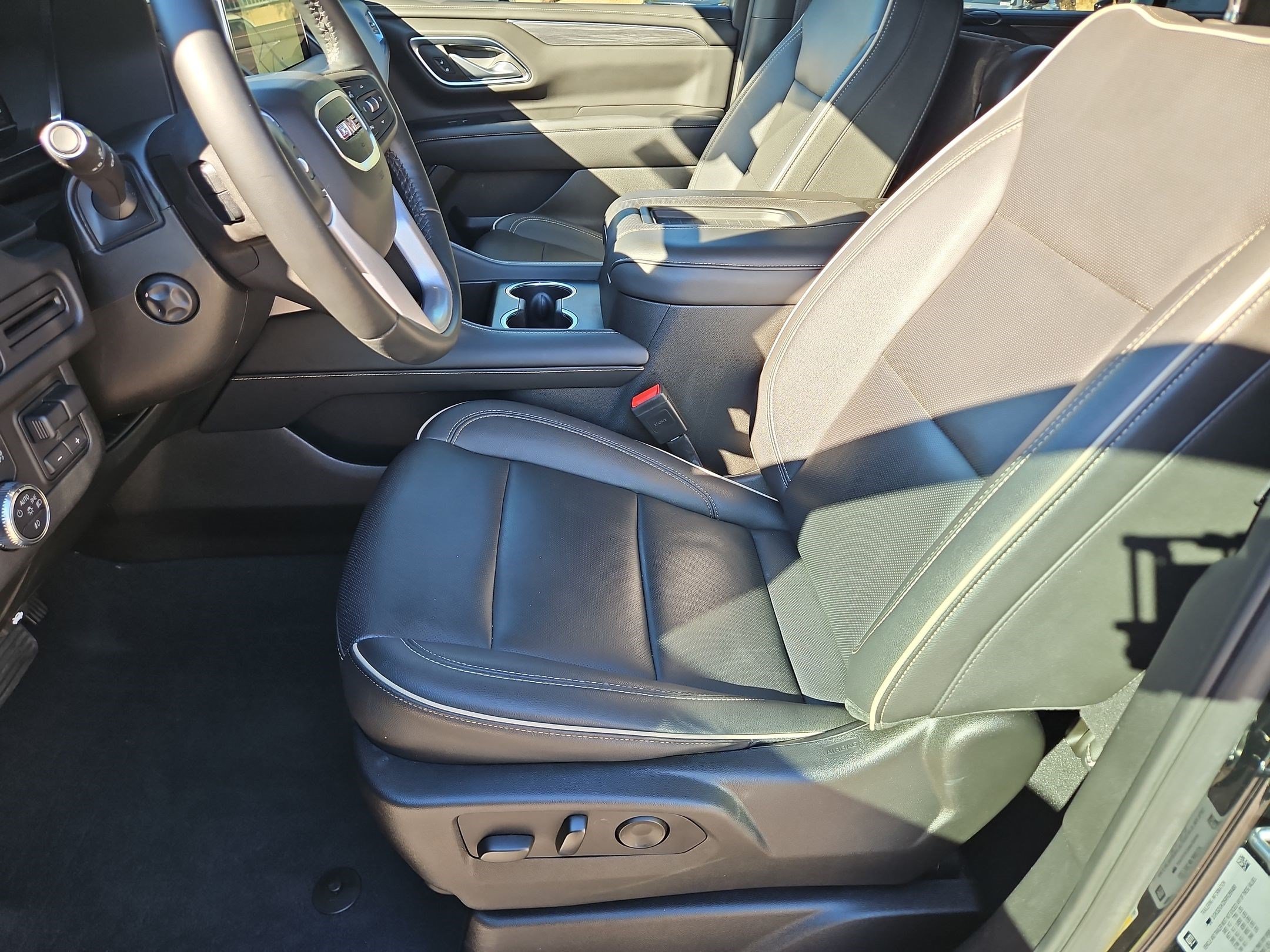 Certified 2024 GMC Yukon XL SLT w/ SLT Premium Package AWD/4WD image 25