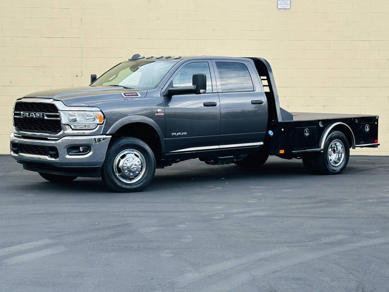 Used 2022 RAM 3500 Tradesman w/ Chrome Appearance Group AWD/4WD image 3