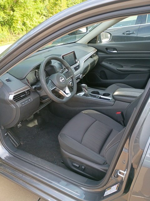 Used 2025 Nissan Altima 2.5 SV FWD image 11
