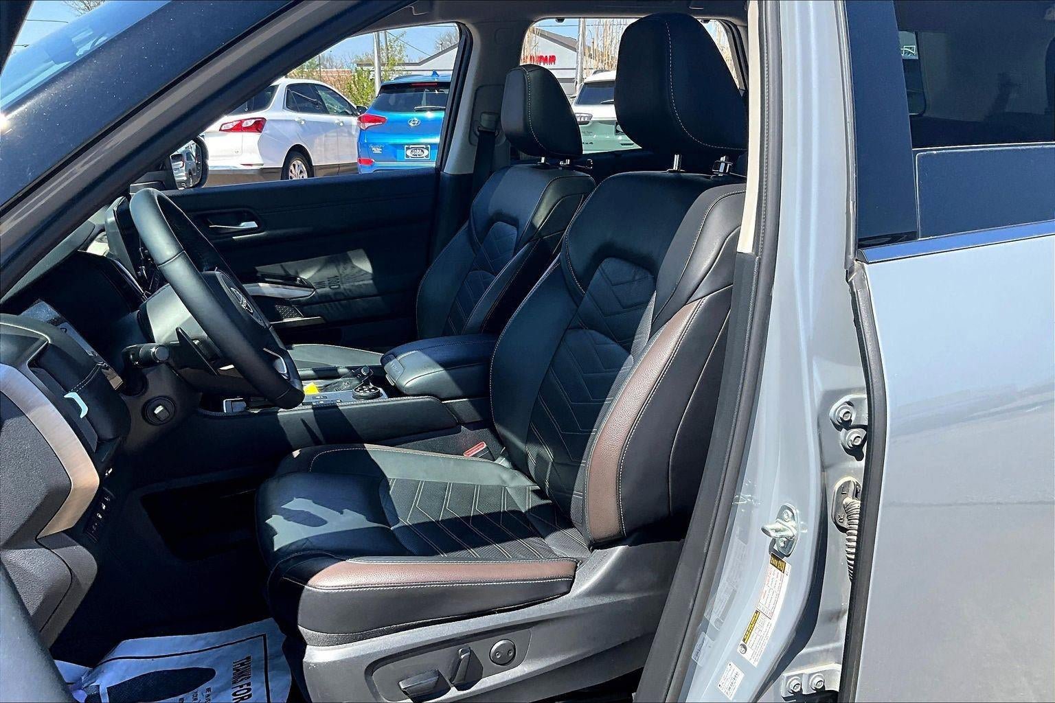 Used 2024 Nissan Pathfinder Platinum image 21