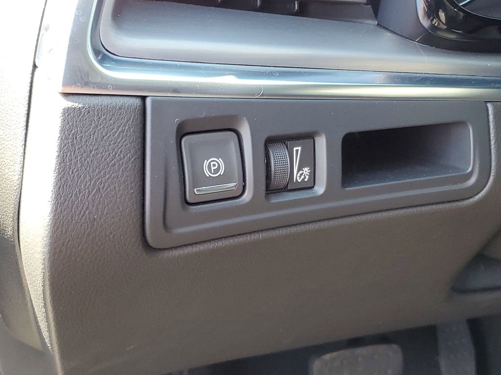Certified 2024 Cadillac XT5 Luxury w/ LPO, Premium Carpet Package FWD image 8