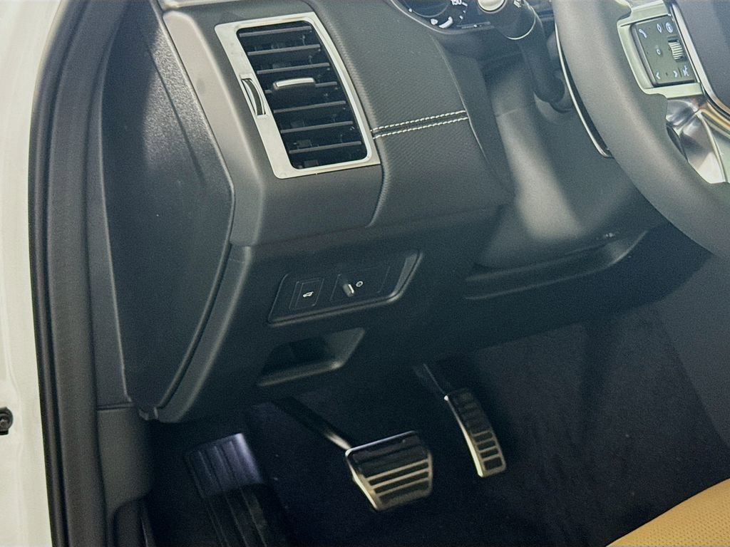 New 2025 Land Rover Discovery Dynamic SE image 10