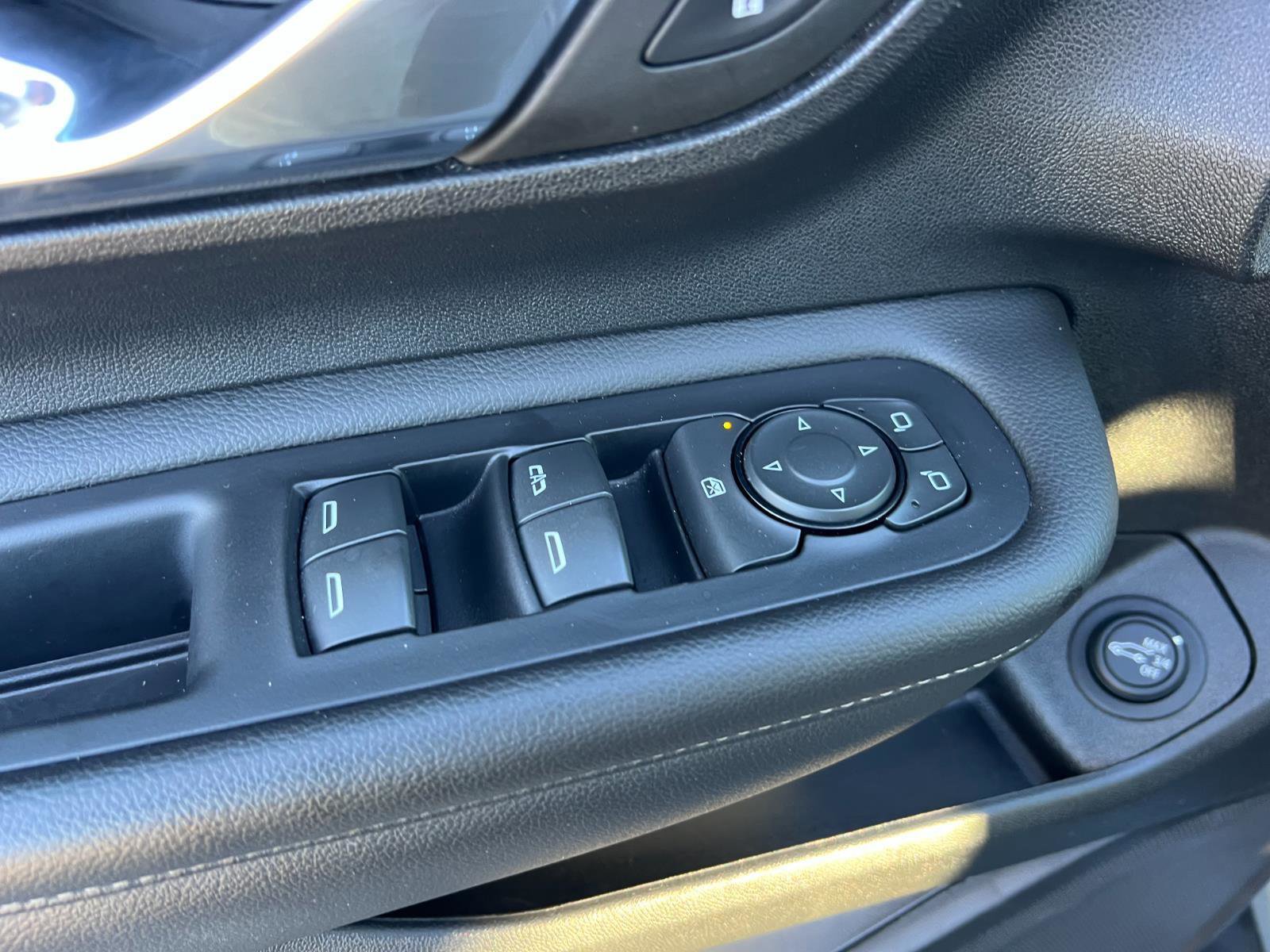 Used 2023 GMC Terrain SLT image 28