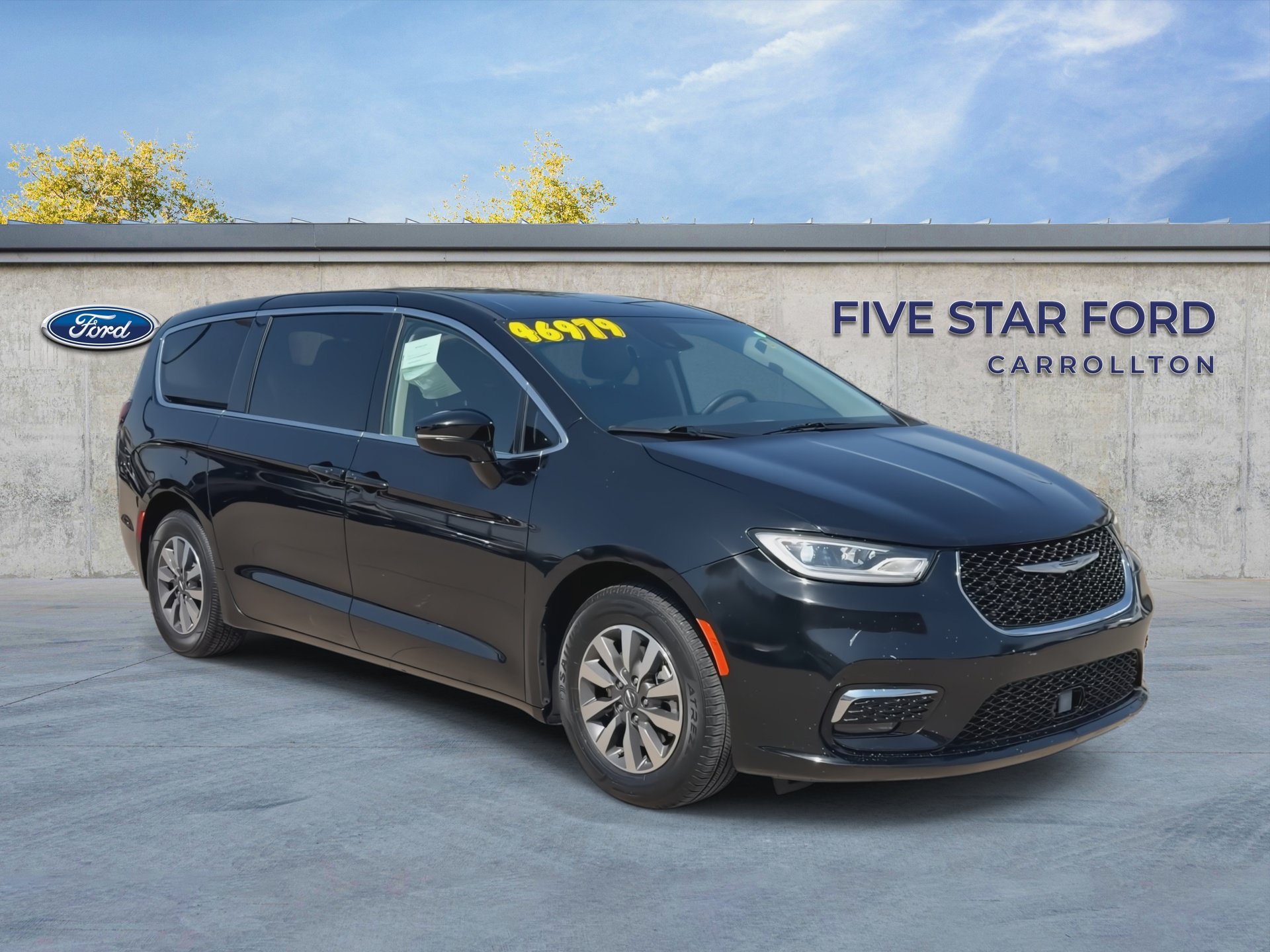 Used 2024 Chrysler Pacifica Limited FWD image 2