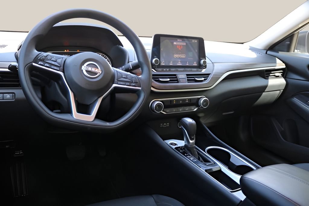 Used 2024 Nissan Altima 2.5 SV image 14