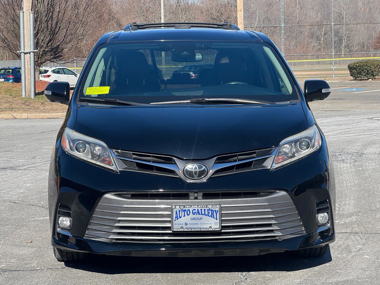 Used 2018 Toyota Sienna Limited Premium image 2