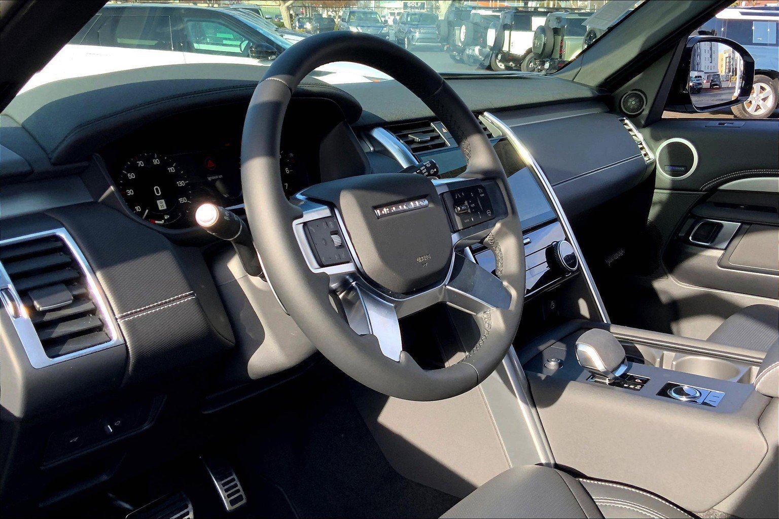 New 2025 Land Rover Discovery Dynamic SE image 9