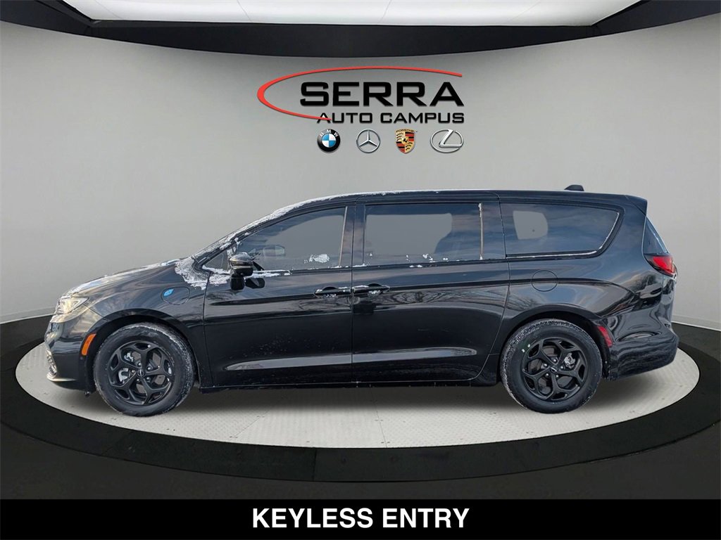 Used 2022 Chrysler Pacifica Limited w/ Uconnect Theater Family Group image 16
