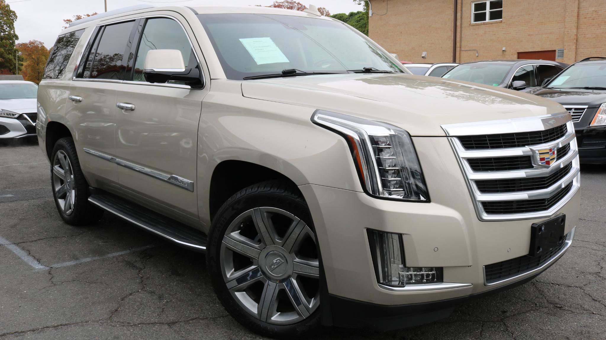 Used 2015 Cadillac Escalade Luxury AWD/4WD image 3
