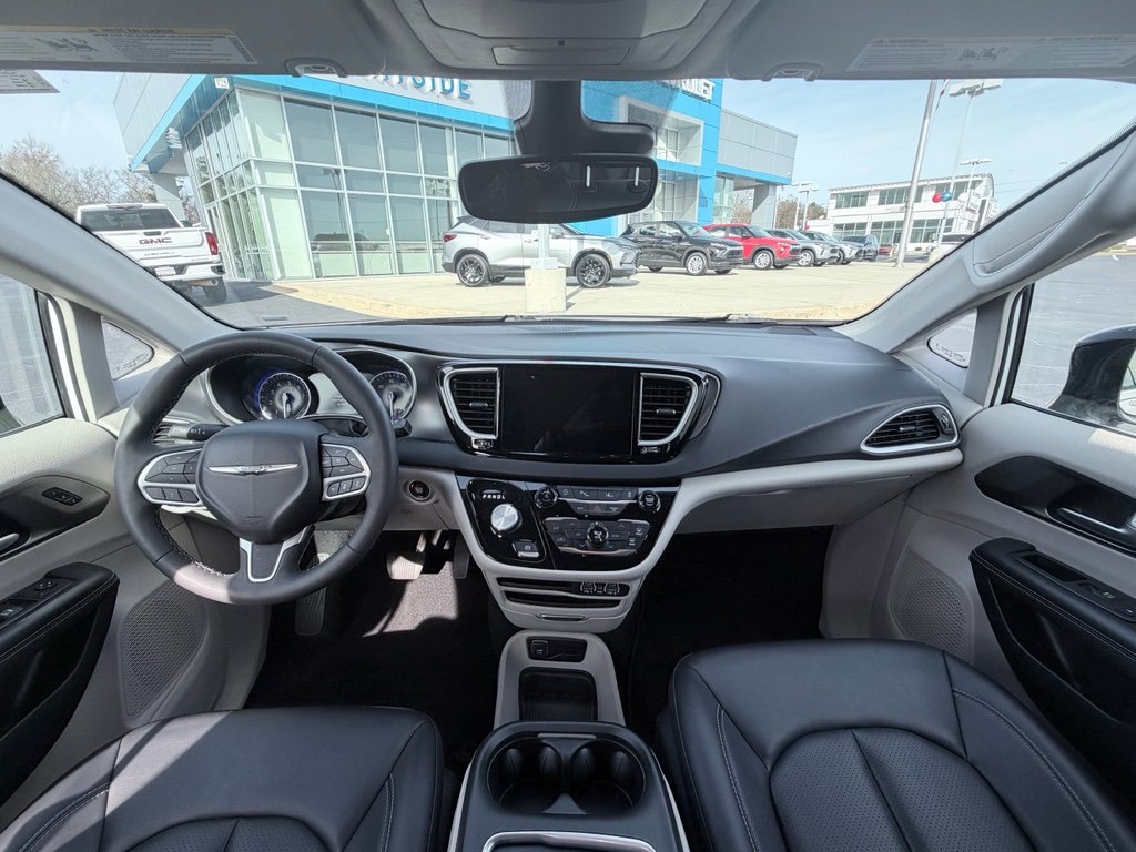 Used 2024 Chrysler Pacifica Touring-L image 19