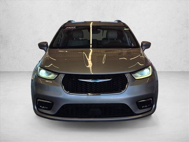 Used 2021 Chrysler Pacifica Touring-L w/ Uconnect Theater Family Group FWD image 2