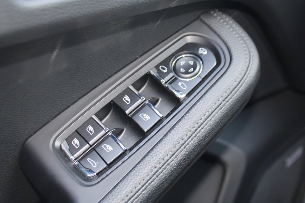 Used 2025 Porsche Macan image 19