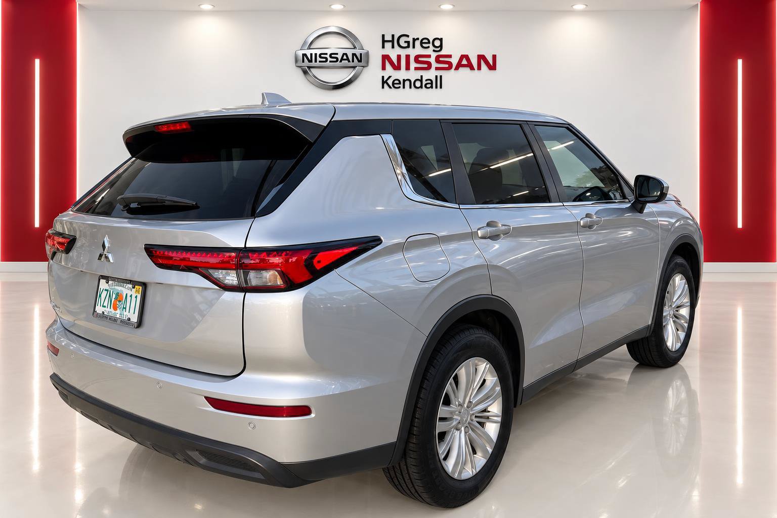Used 2023 Mitsubishi Outlander ES FWD image 4