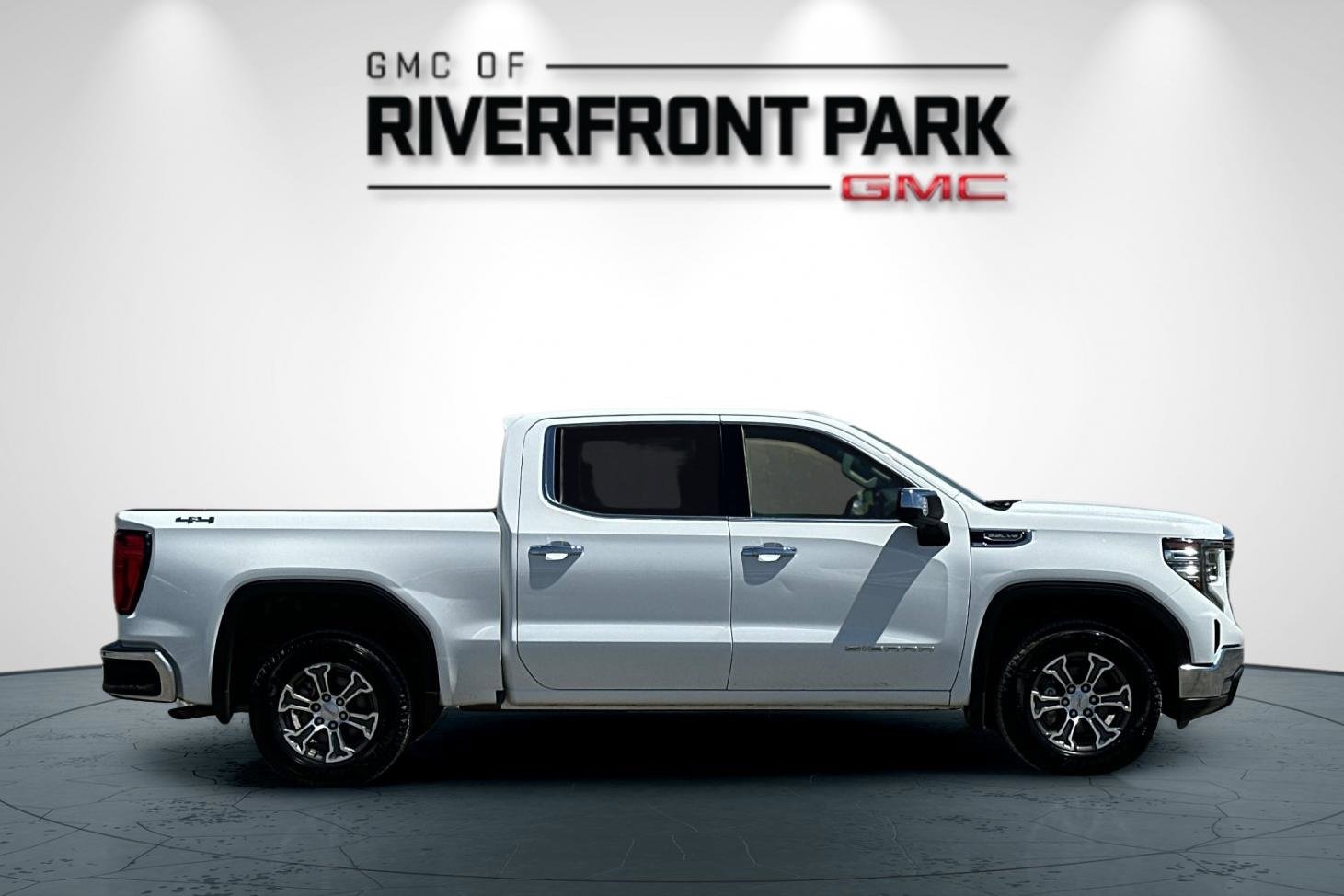 Used 2024 GMC Sierra 1500 SLT image 2