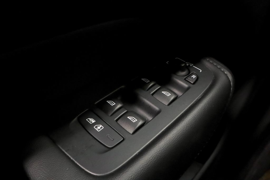 Used 2023 Volvo XC60 B5 Plus AWD/4WD image 24