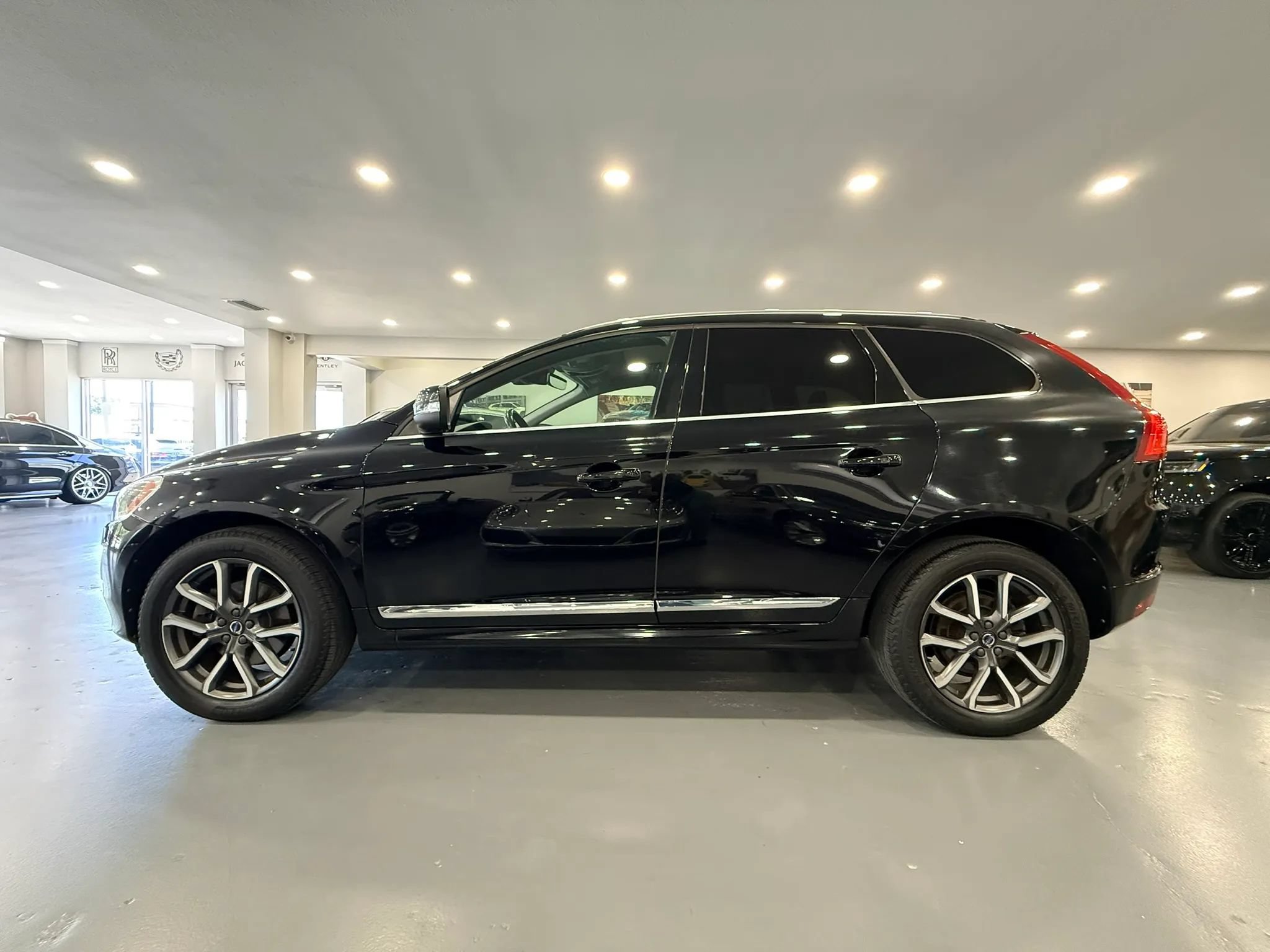 Used 2017 Volvo XC60 T6 Dynamic w/ Preferred Option Package AWD/4WD image 9