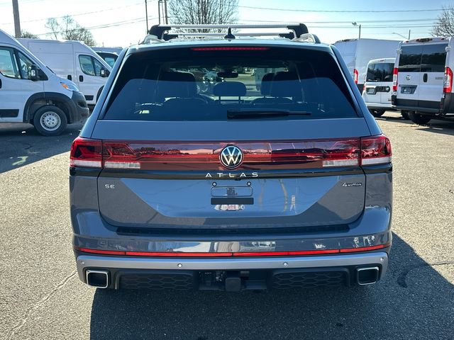 Used 2025 Volkswagen Atlas Peak Edition SE image 3