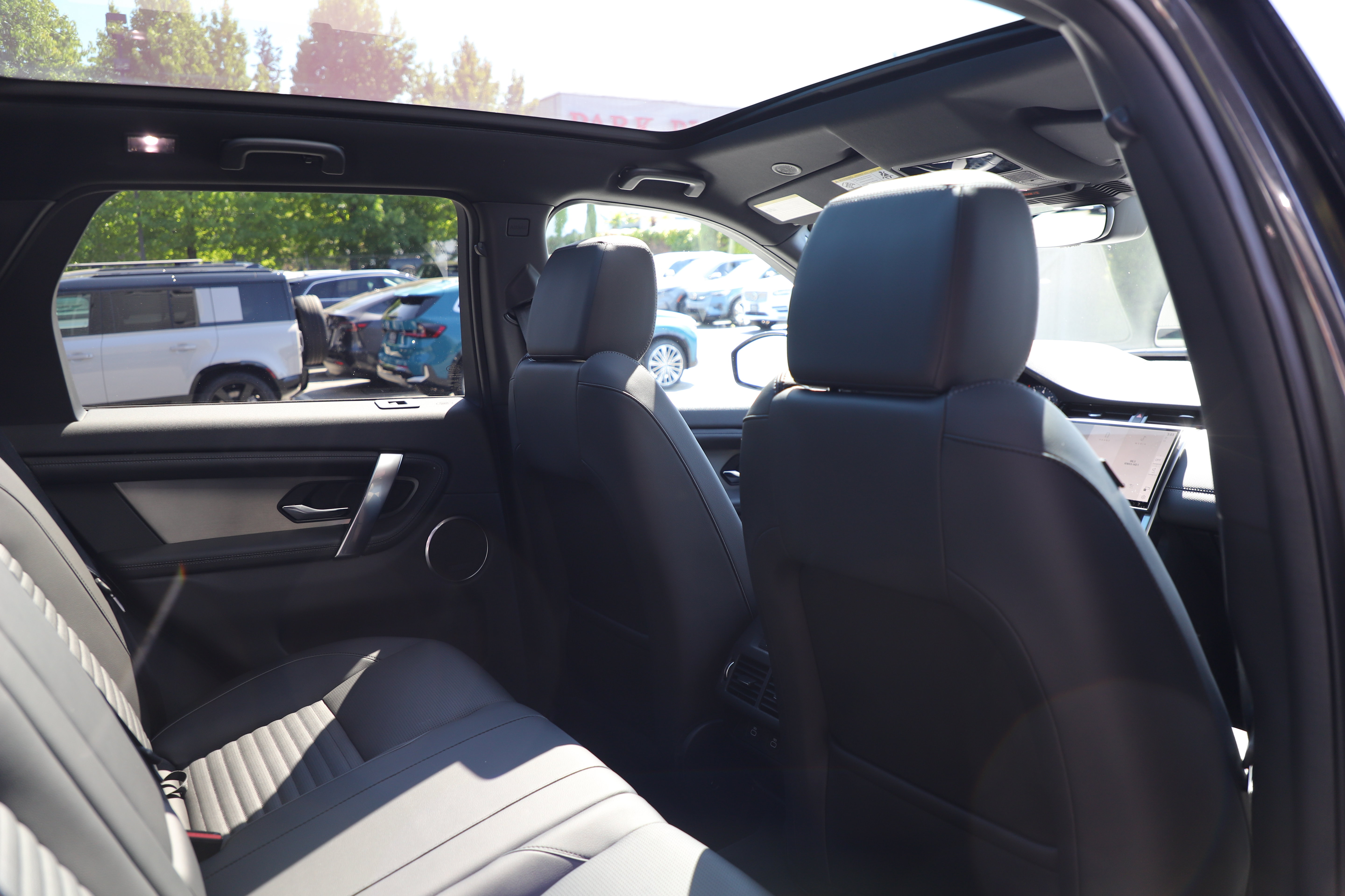 Certified 2025 Land Rover Discovery Sport Dynamic SE AWD/4WD image 11