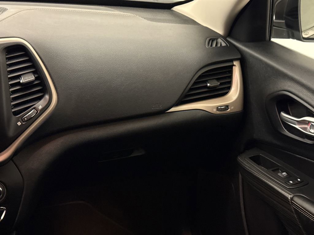 Used 2016 Jeep Cherokee Limited image 16