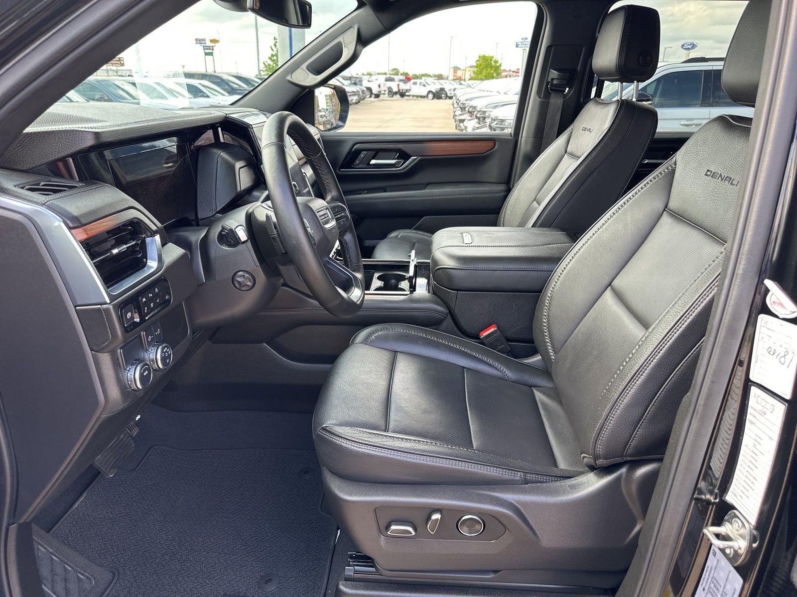 Used 2025 GMC Yukon XL Denali image 17
