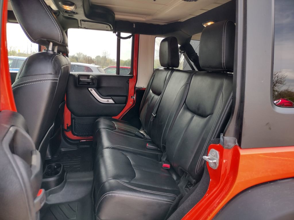 Used 2015 Jeep Wrangler Unlimited Rubicon w/ Connectivity Group AWD/4WD image 7