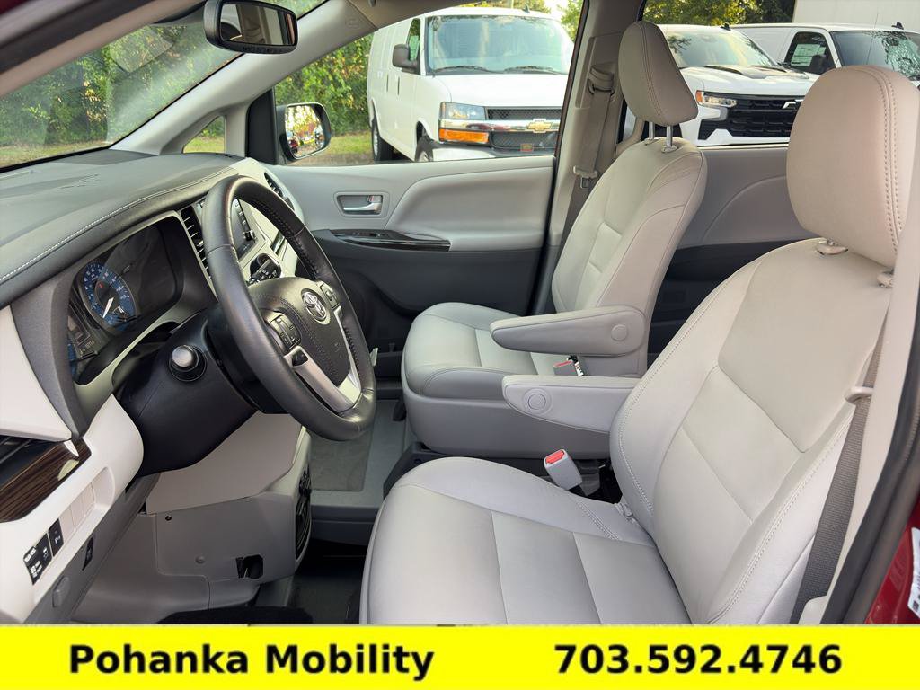 Used 2020 Toyota Sienna XLE w/ XLE Navigation Package FWD image 30