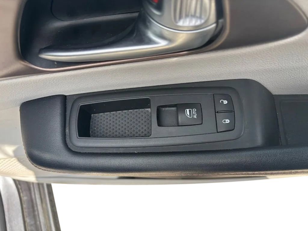 Used 2017 Chrysler Pacifica Touring w/ Tire & Wheel Group FWD image 30