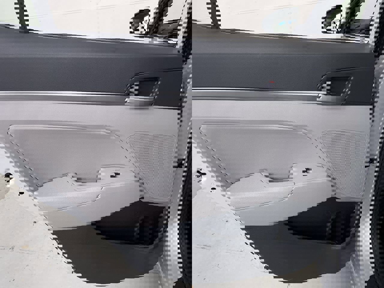 Used 2017 Hyundai Elantra Limited image 18