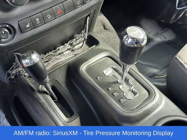 Used 2017 Jeep Wrangler Sahara w/ Connectivity Group AWD/4WD image 9