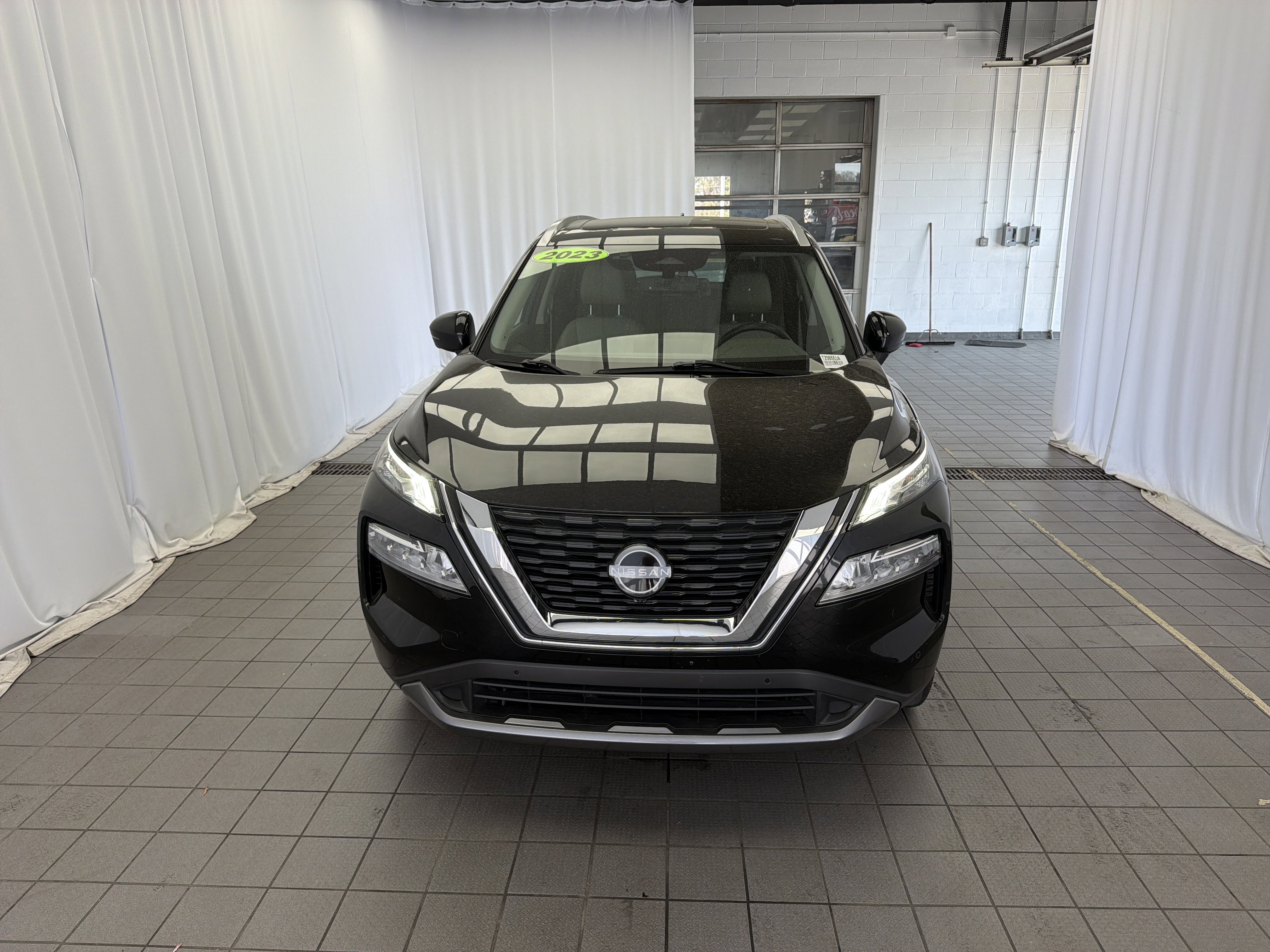 Used 2023 Nissan Rogue SL w/ SL Premium Package image 2