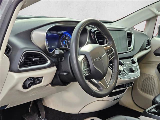 Used 2023 Chrysler Pacifica Touring-L FWD image 8